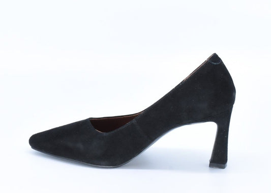 Black and white patterned high-heeled shoe on a white background